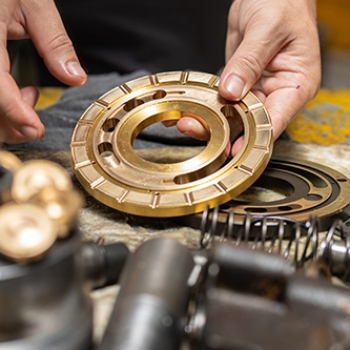 So sánh bơm bánh răng và bơm piston khác nhau thế nào?